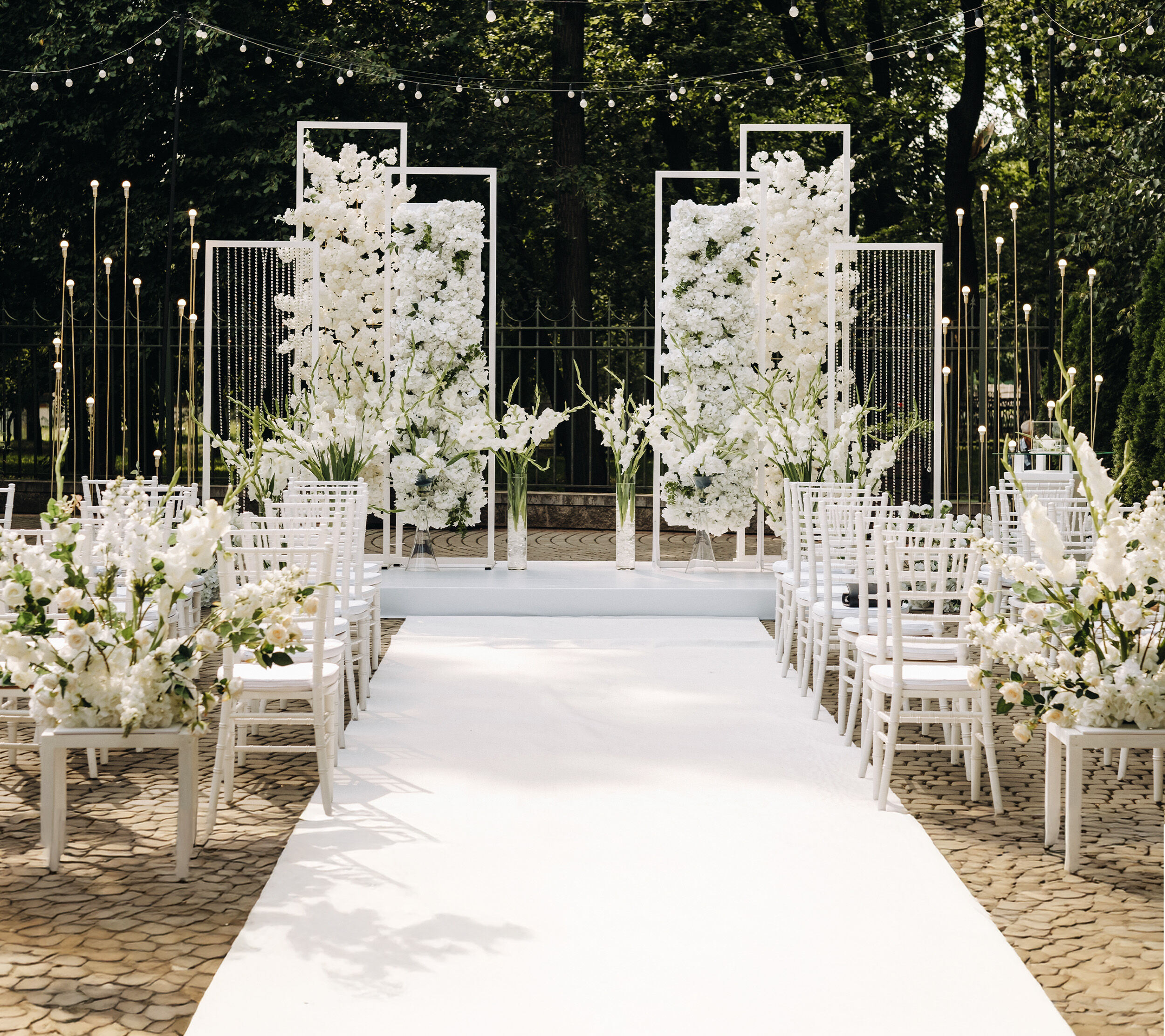 beautifull white theme wedding decoration